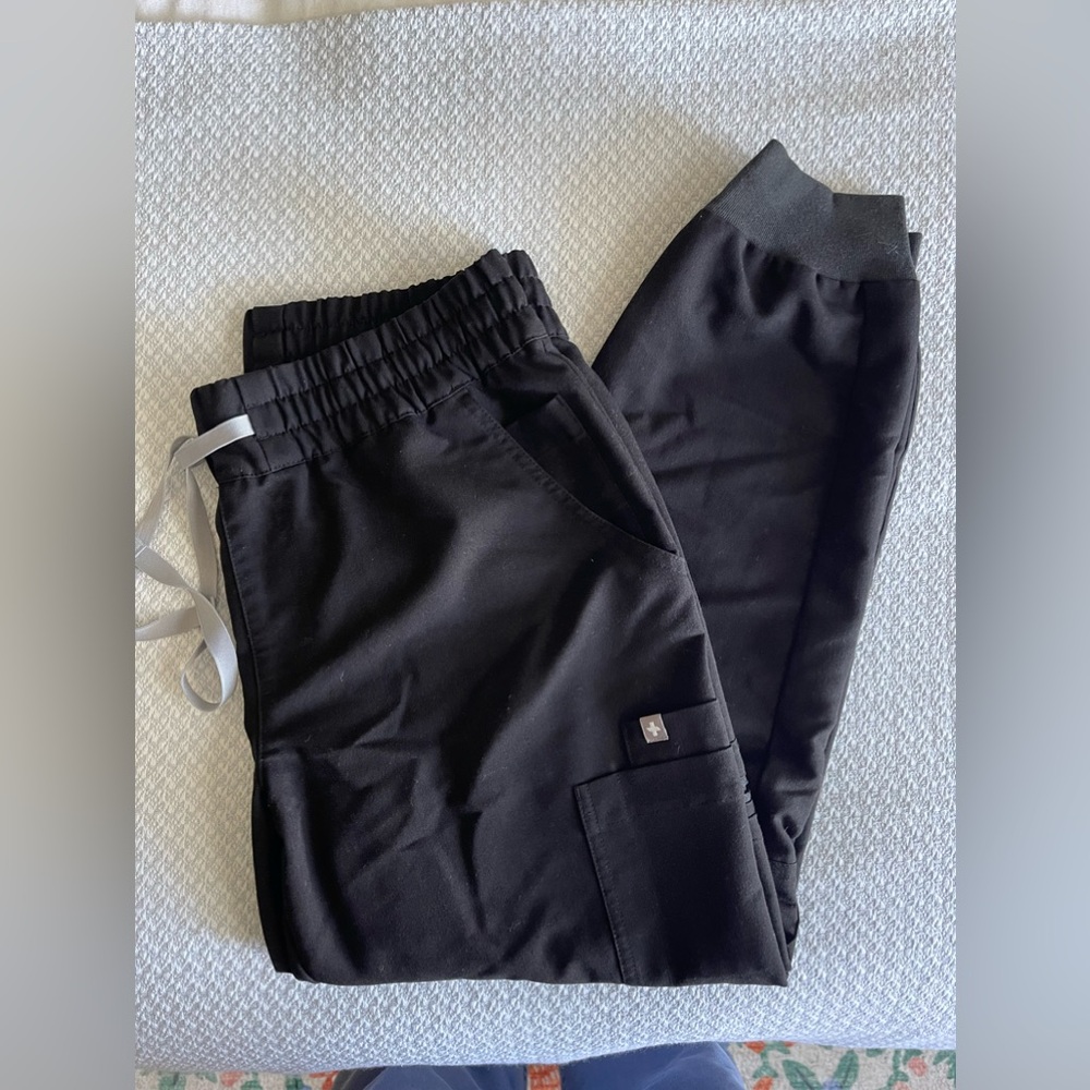 Women’s Figs Uman Jogger, black, medium petite.